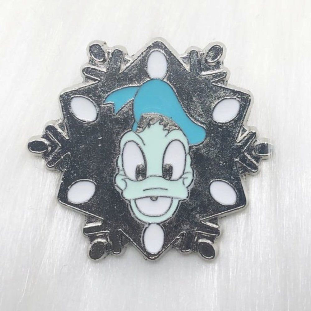 🔮 5/$25 Disney‎ Donald Duck Snowflake Pin